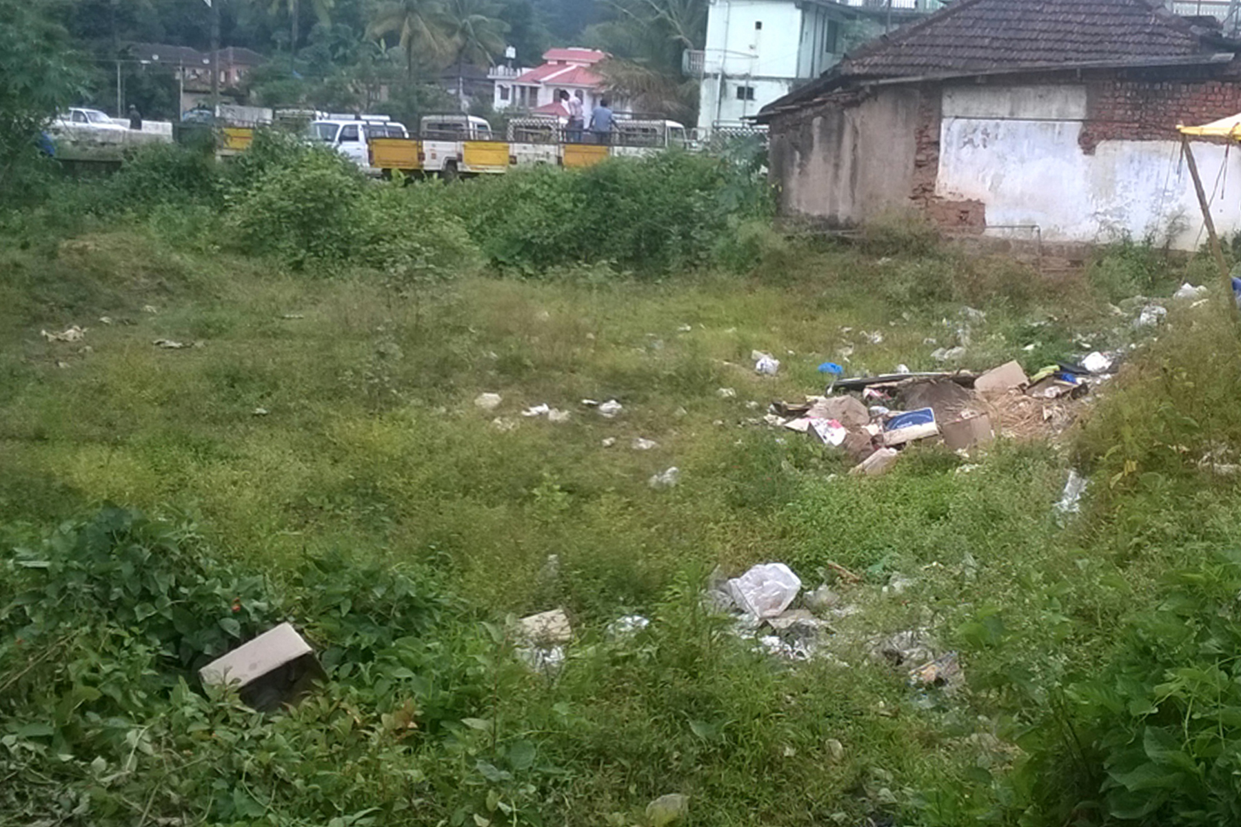 ಮಾರುಕಟ್ಟೆಯಲ್ಲಿ ಕಸದ ರಾಶಿ: ಸಾರ್ವಜನಿಕರಿಗೆ ತೊಂದರೆ